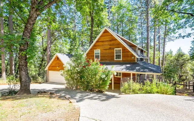 a view of a house with a yard and plants