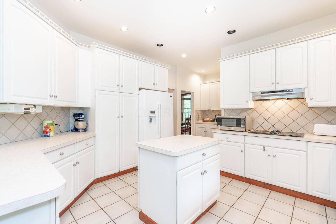 8693 National Road Southwest Etna, OH 43062 - Photo 10 of 36 Kitchen