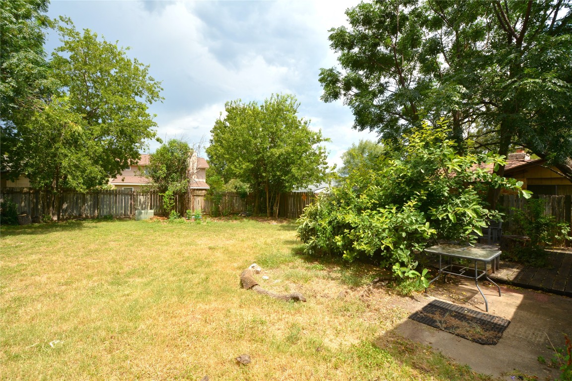 12327 Deerbrook Trail Austin, TX 78750 - Photo 19 of 20 a backyard of a house with lots of green space