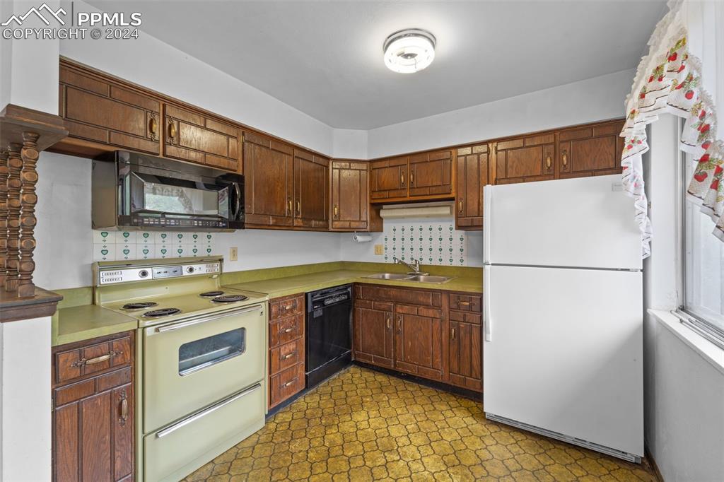 4930 Crimson Circle South Colorado Springs, CO 80917 - Photo 6 of 35