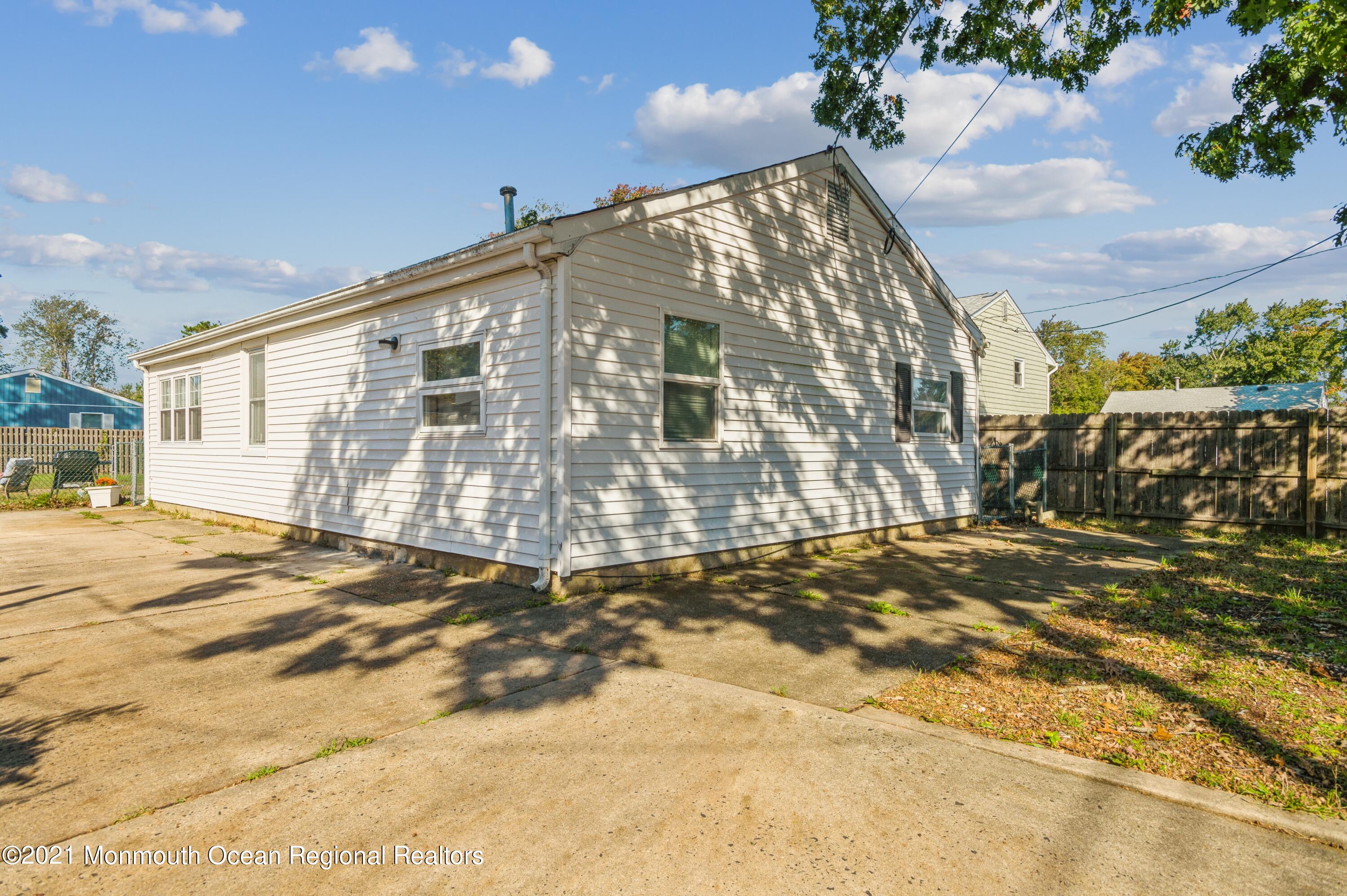 542 Lloyd Road Toms River, NJ 08753 - Photo 2 of 20 a view of a large building