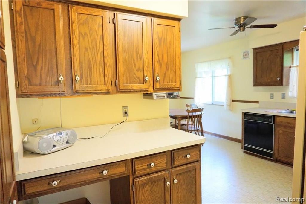 902 Hampton Road Grosse Pointe Woods, MI 48236 - Photo 13 of 47