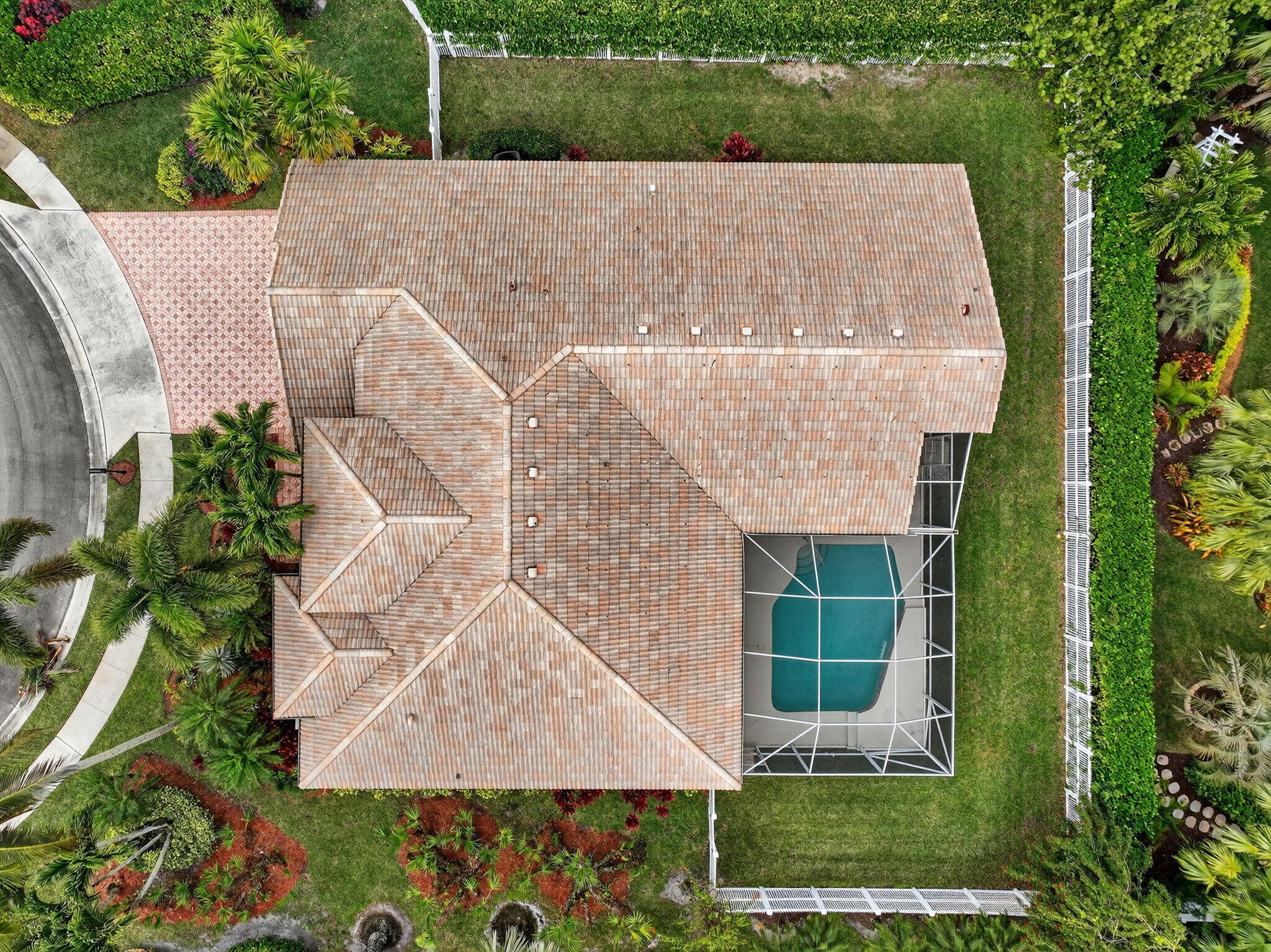 18981 Southeast Outrigger Lane Jupiter, FL 33458 - Photo 78 of 79 an aerial view of a house with a yard and large tree