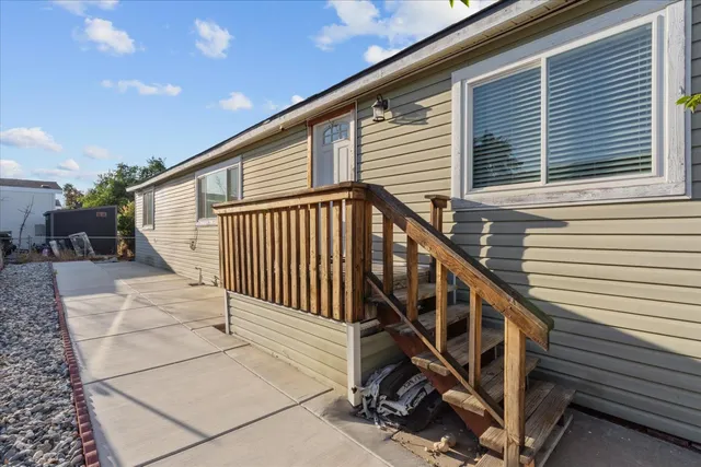 a view of entryway with a front door