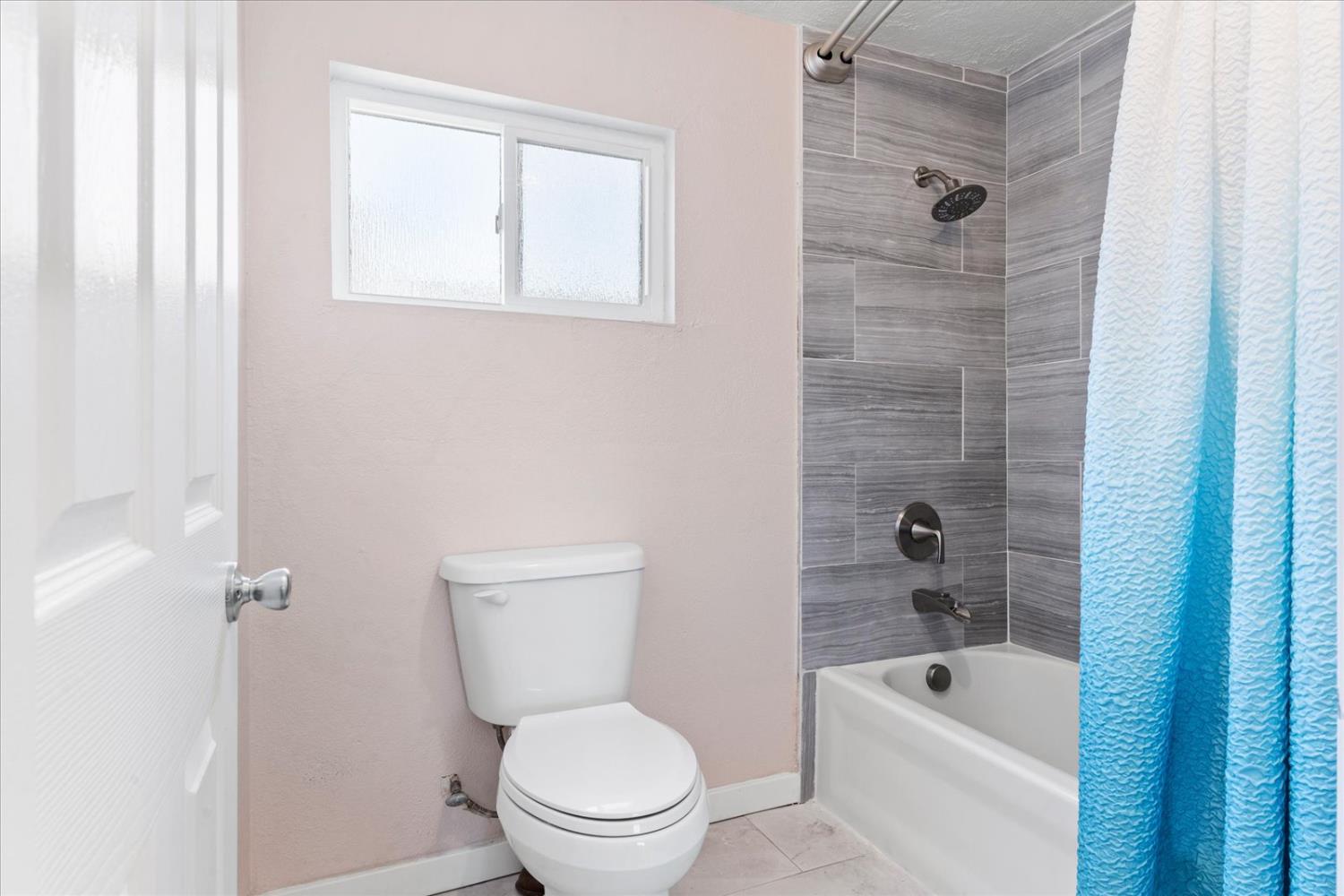 159 Village Circle Sacramento, CA 95838 - Photo 37 of 38 a bathroom with a toilet a sink and bathtub