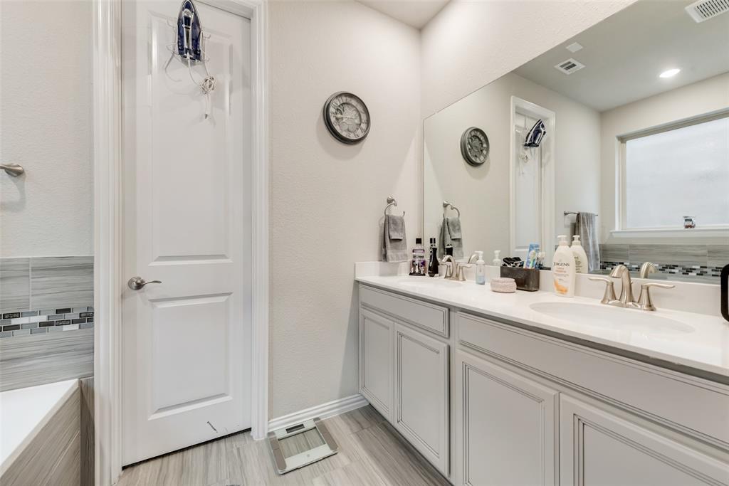 1923 Livingston Road Irving, TX 75062 - Photo 11 of 21