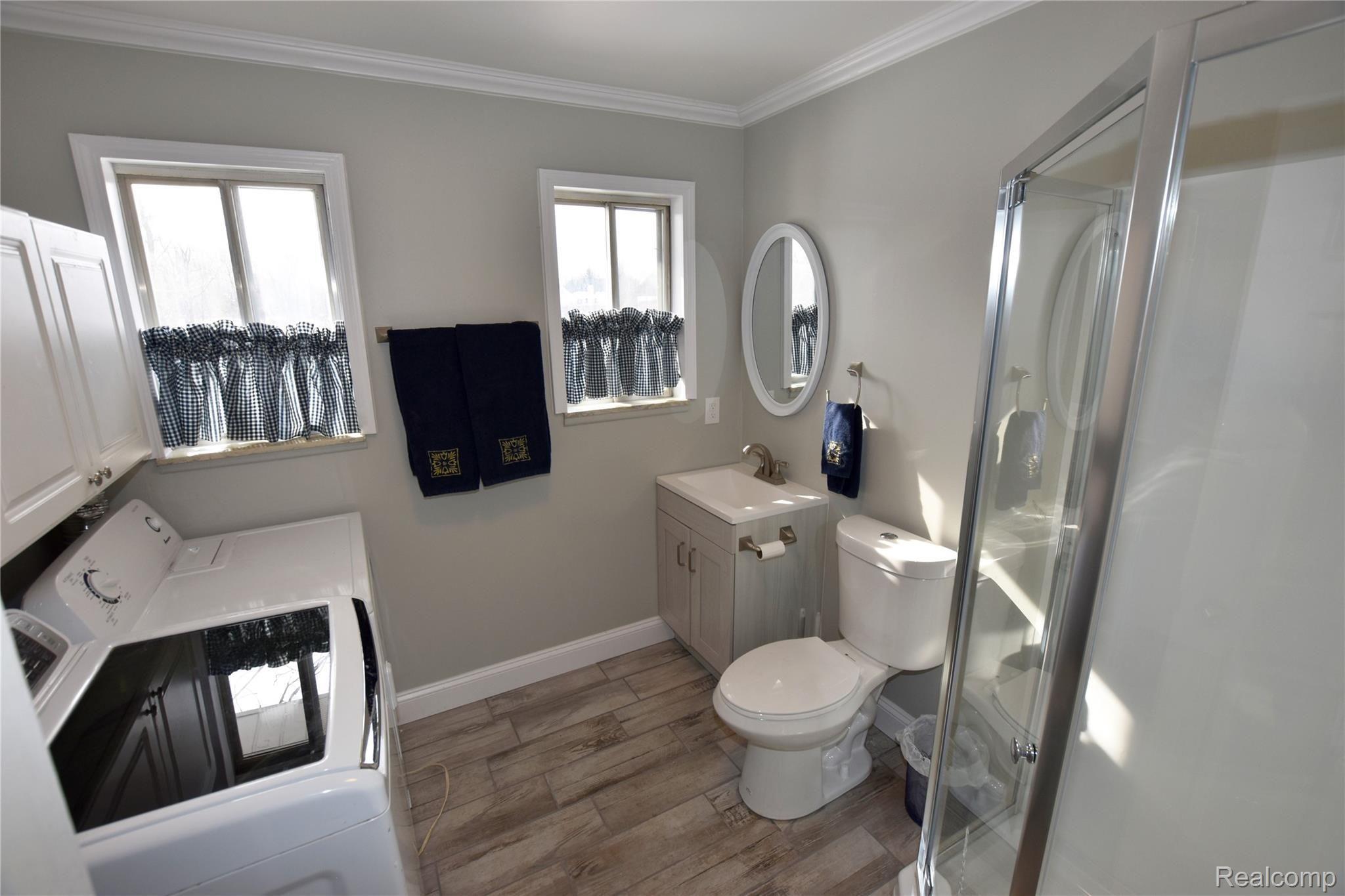 3271 East Rolston Road Fenton, MI 48430 - Photo 11 of 15 Full Bath and Laundry Main Floor