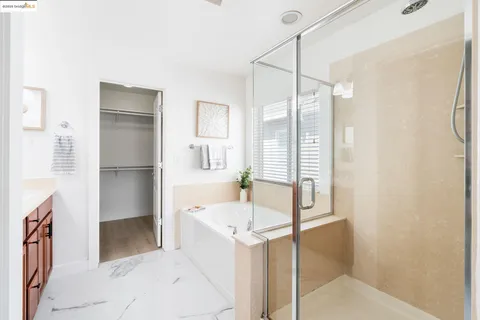 a en suite spacious bathroom with a tub shower and sink