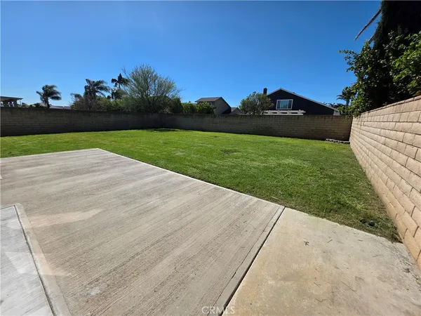 a view of a back yard of the house