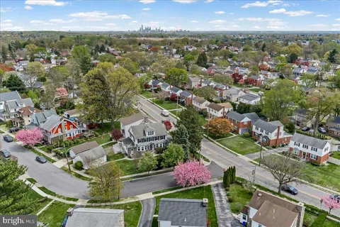 a picture of a very nice looking room