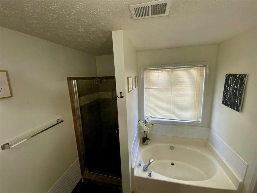 188 Waters Edge Drive Locust Grove, GA 30248 - Photo 13 of 25 a bathroom with a bathtub