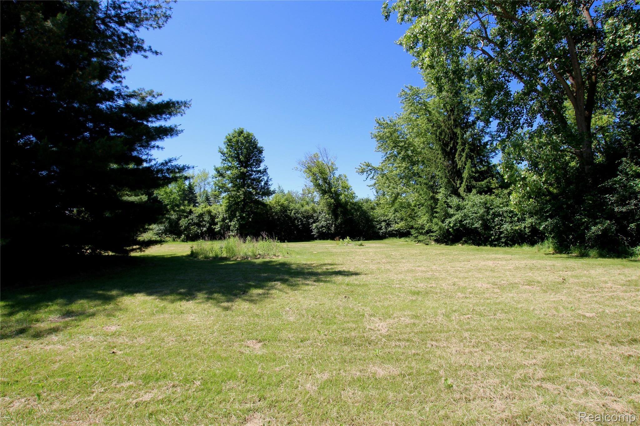 20975 Metroview Road Farmington, MI 48335 - Photo 17 of 22 20975-metroview-yard2.jpg