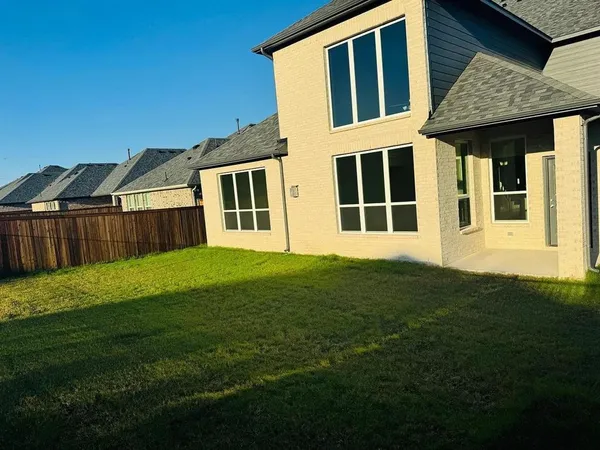 a view of a house with a backyard