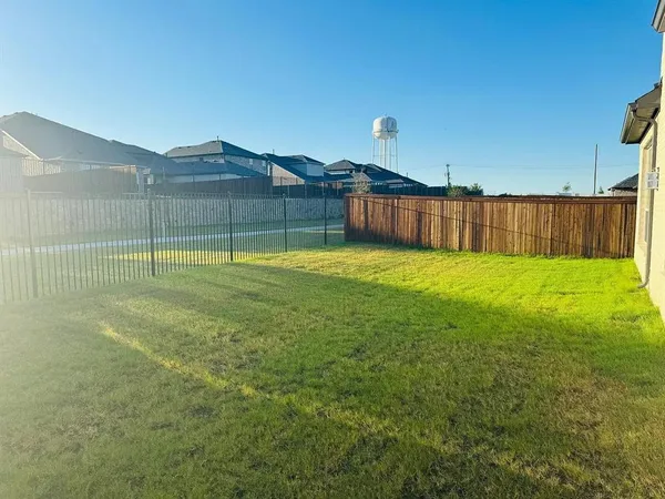 a view of a back yard