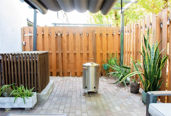 a close up view of a washer and dryer