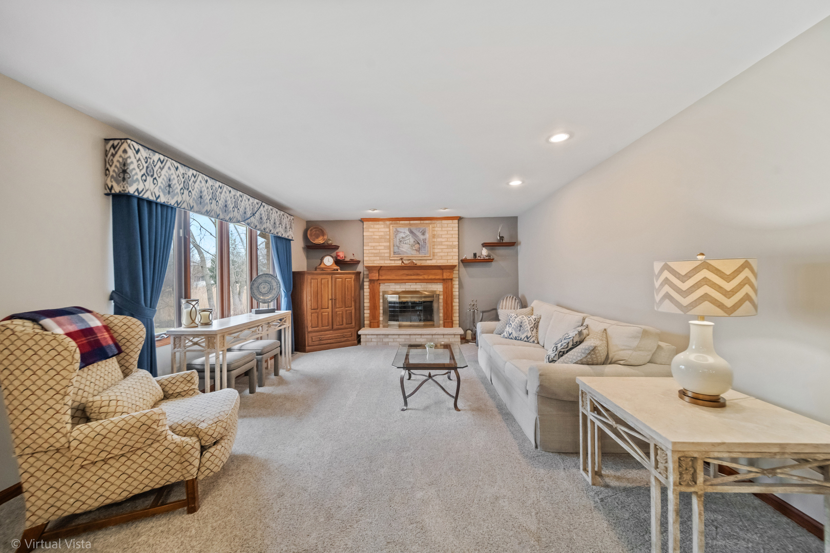 1262 Rutgers Drive Woodridge, IL 60517 - Photo 9 of 22 a living room with furniture and a window