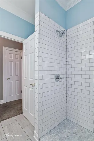 a view of a livingroom with a workspace