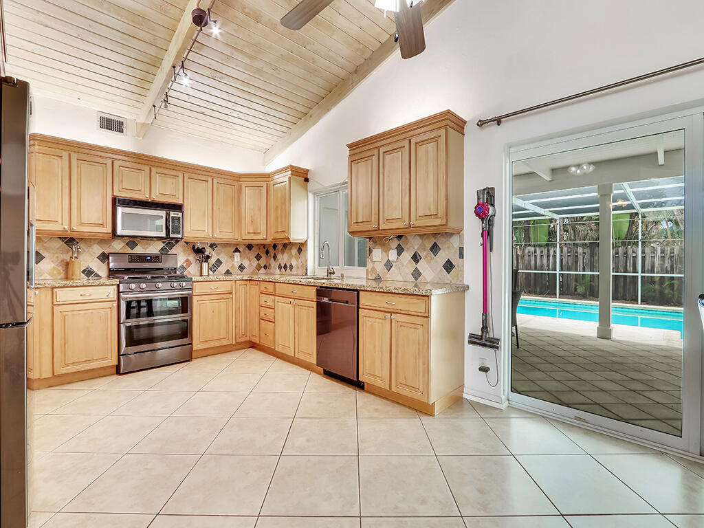 28 Burning Tree Lane Boca Raton, FL 33431 - Photo 10 of 26 28 Burning Tree Ln Kitchen