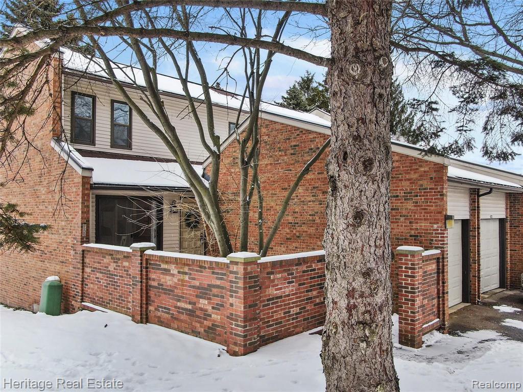 424 Willow Grove Lane Rochester Hills, MI 48307 - Photo 1 of 20