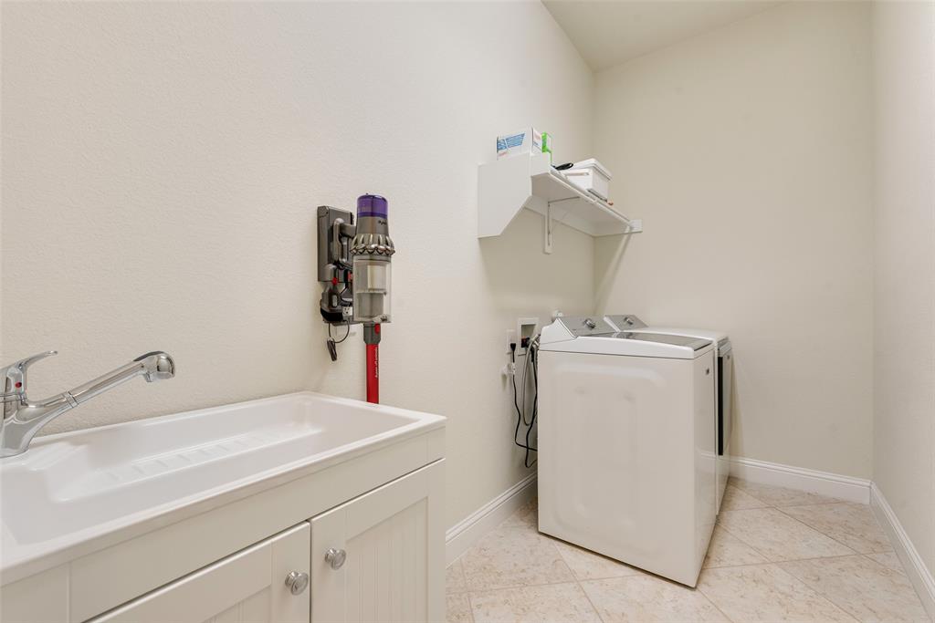 14026 Gutierrez Road Frisco, TX 75035 - Photo 26 of 36 a bathroom with a sink and a mirror