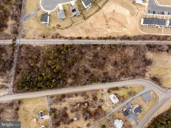 a view of a bathtub in the middle of a yard
