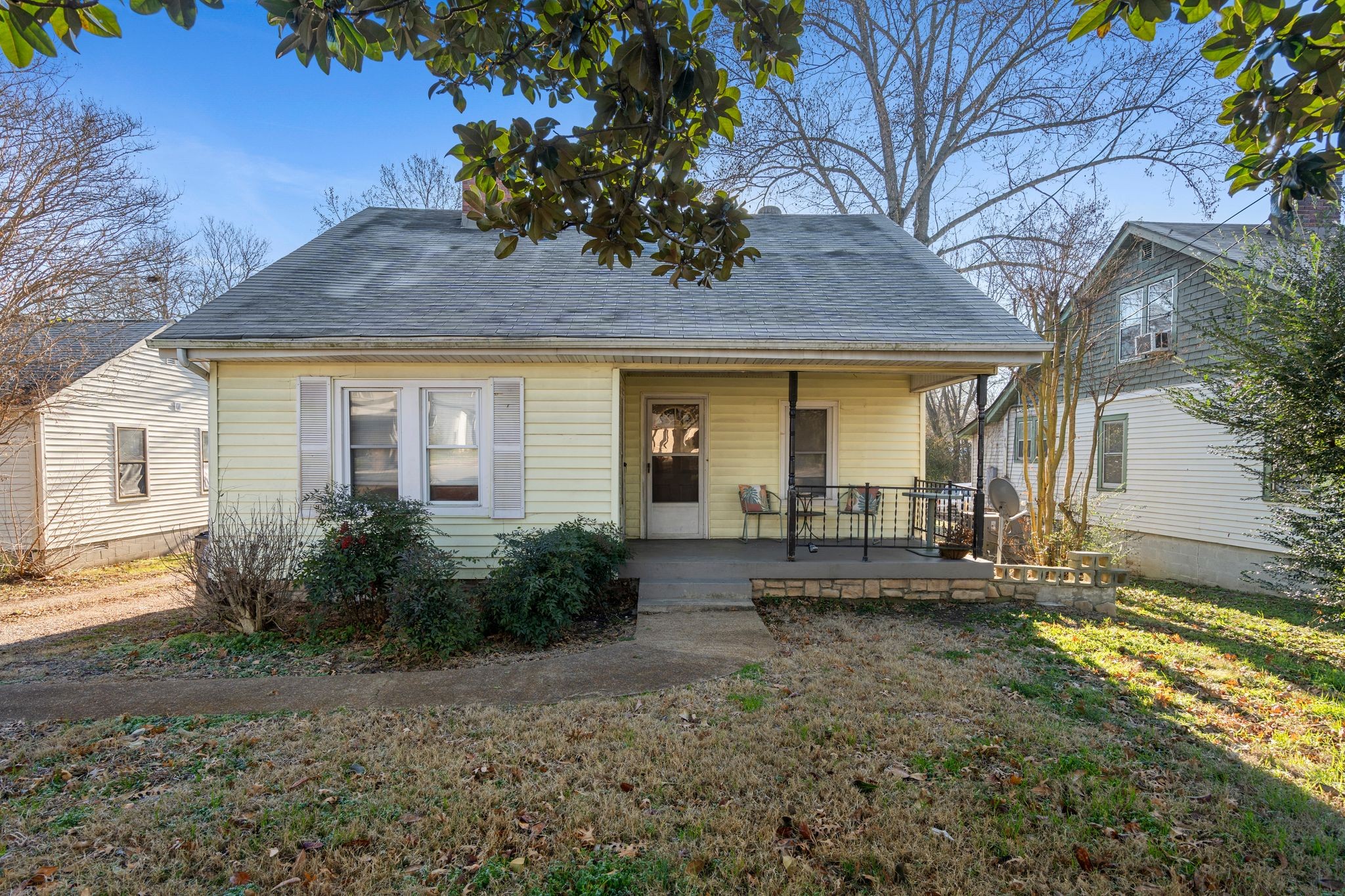 1712 County Hospital Road Nashville, TN 37218 - Photo 1 of 31 a front view of house with yard and green space