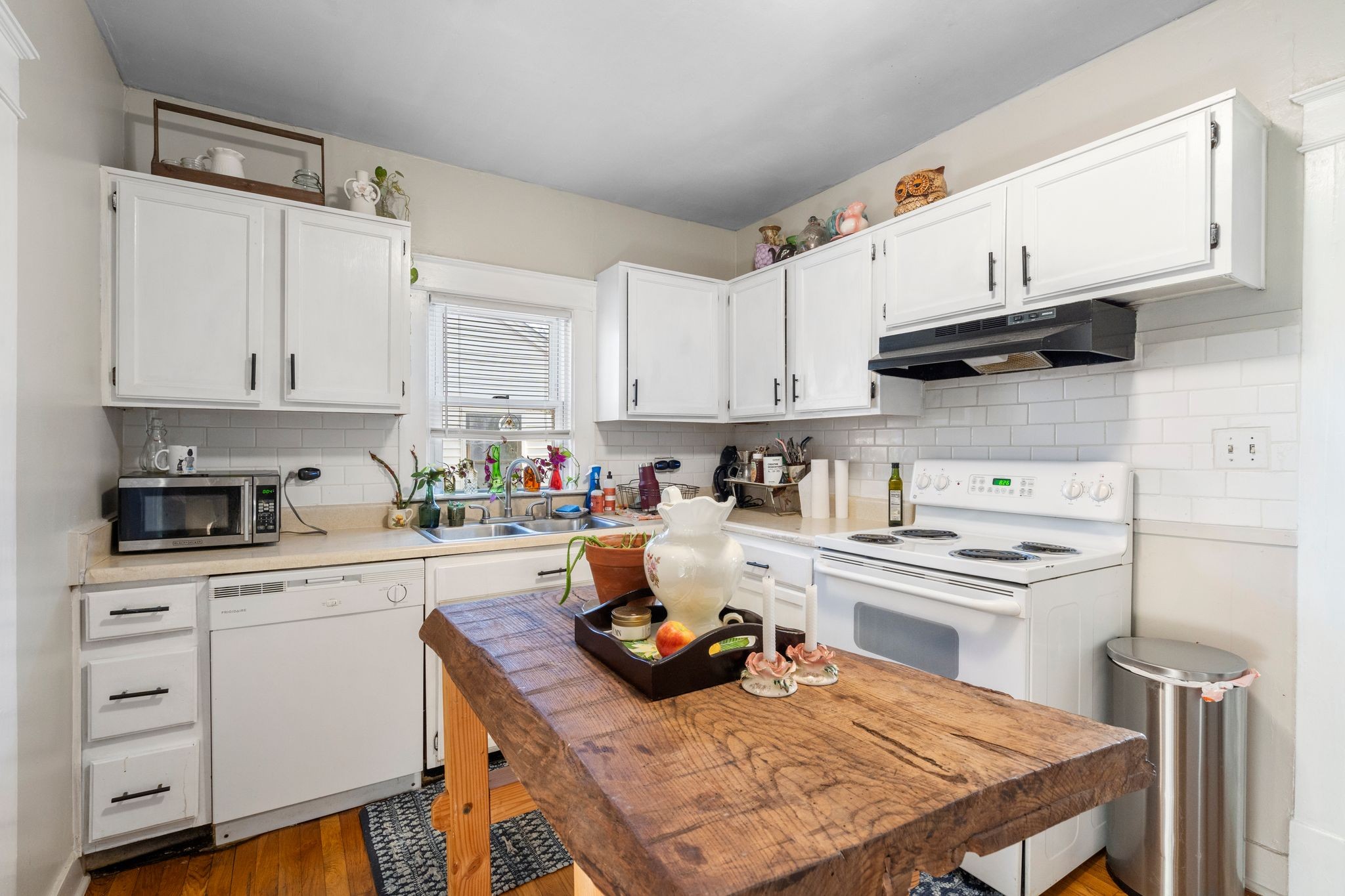 1712 County Hospital Road Nashville, TN 37218 - Photo 12 of 31 a kitchen with granite countertop a sink stove and cabinets