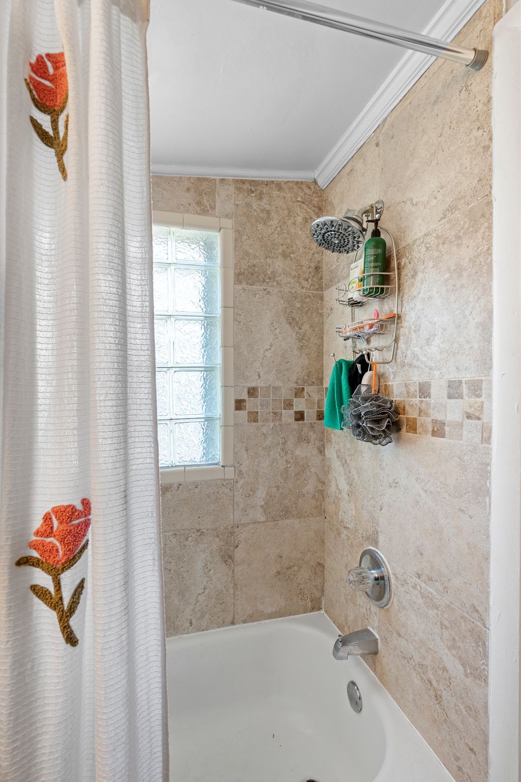 1712 County Hospital Road Nashville, TN 37218 - Photo 22 of 31 a bath room with a bath tub