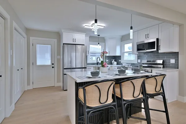 $695,000 | 656 Comstock Avenue, Elmhurst, IL 60126