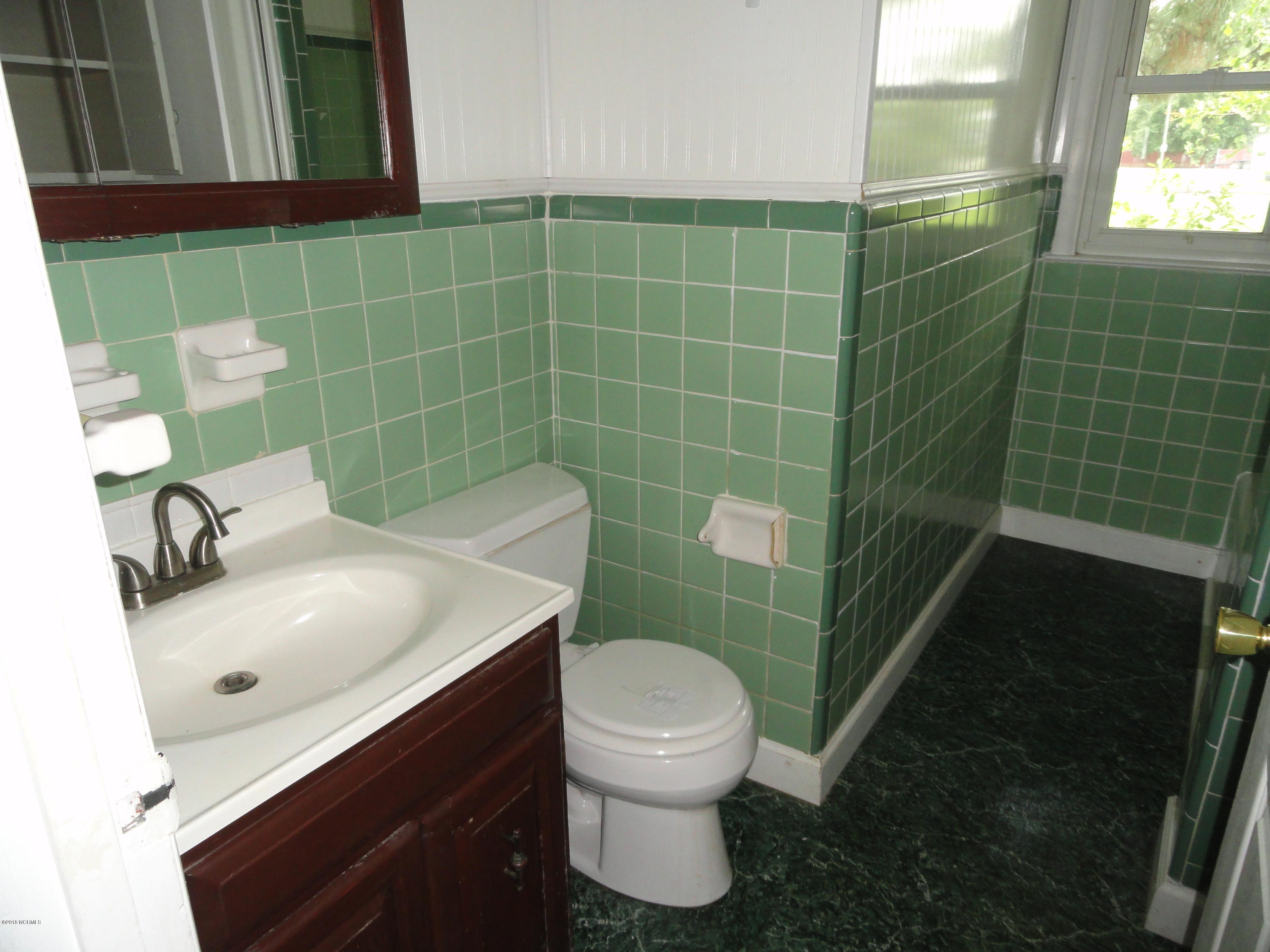 1007 Hardin Road Lumberton, NC 28358 - Photo 11 of 14 hall bath