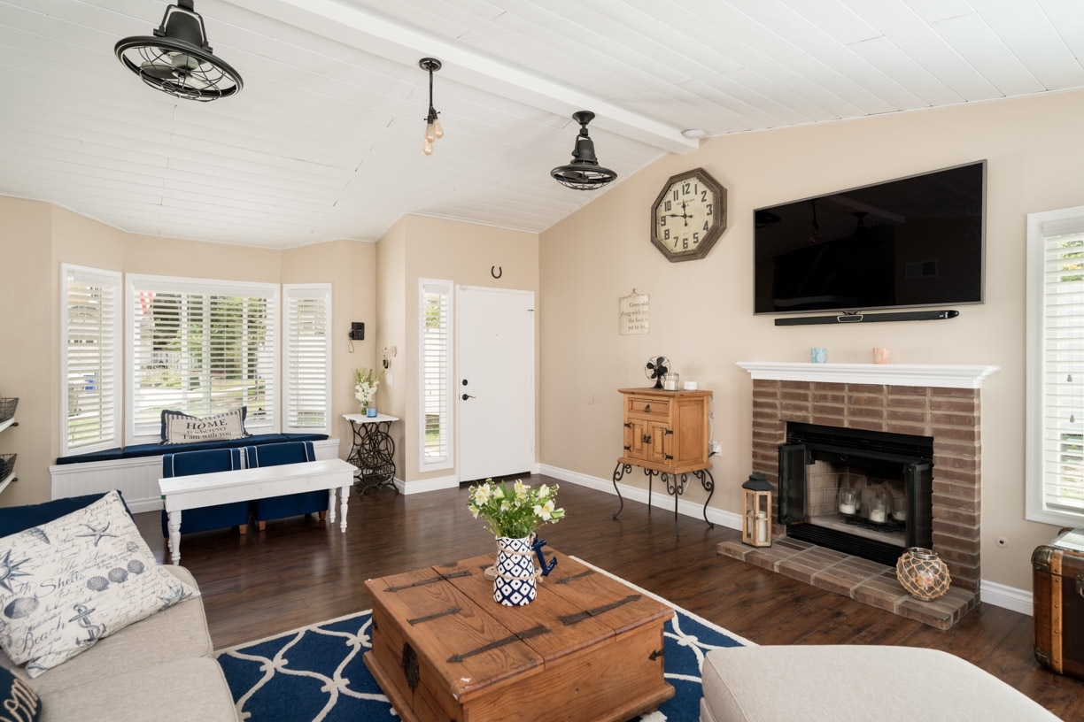 1989 Longfellow Road Vista, CA 92081 - Photo 4 of 23 Gallery Image 4
