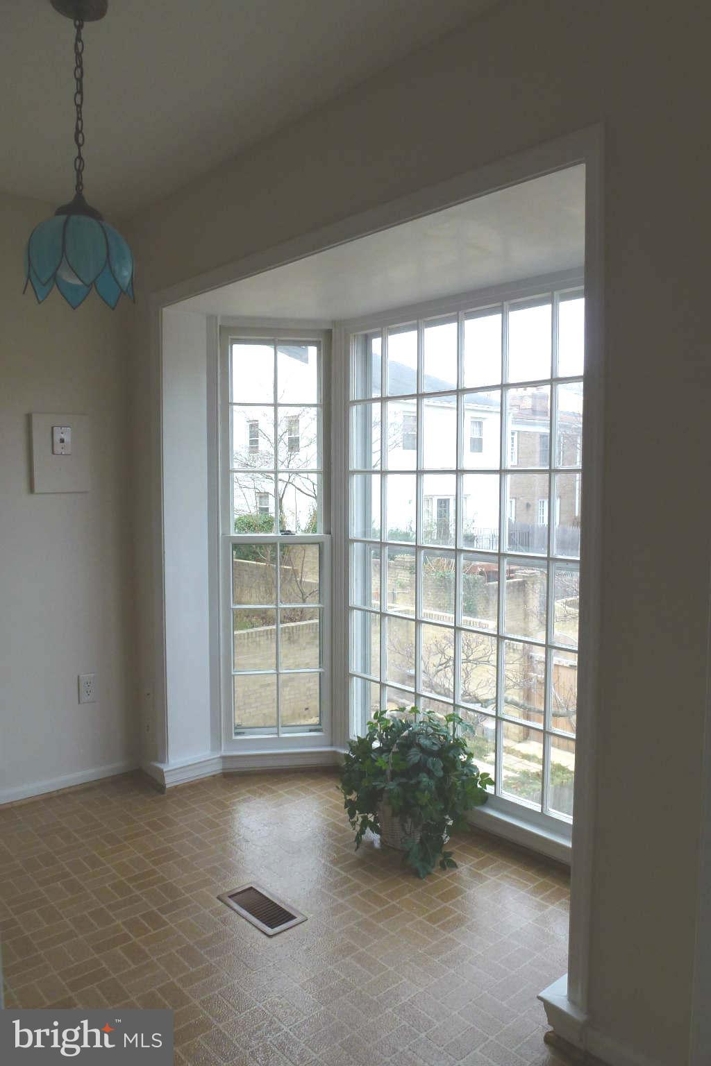 1742 Chain Bridge Road McLean, VA 22102 - Photo 8 of 17 Large%20ESIK%20with%20bay%20window