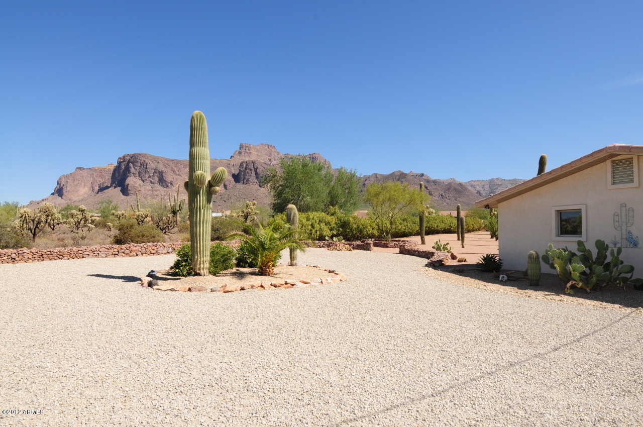 235 South Prospectors Road Apache Junction, AZ 85119 - Photo 11 of 11 Side Yard
