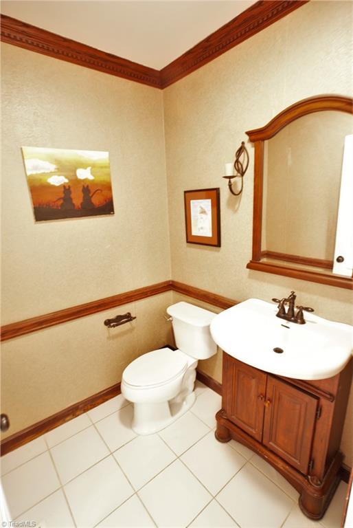 3212 Derby Circle High Point, NC 27265 - Photo 18 of 30 1/2 bath on main floor