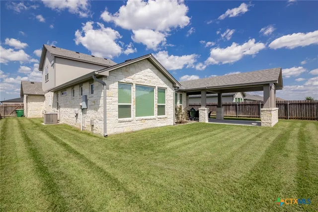 a view of a house with backyard and porch