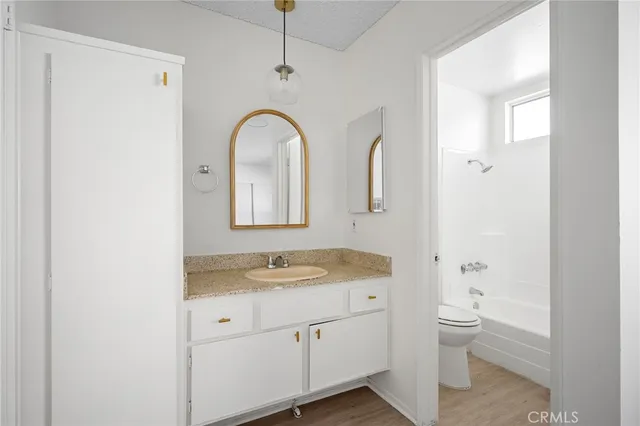 $1,900 | 1111 East Lexington Drive, Unit 209, Glendale, CA 91206