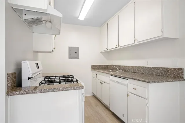 $1,900 | 1111 East Lexington Drive, Unit 209, Glendale, CA 91206