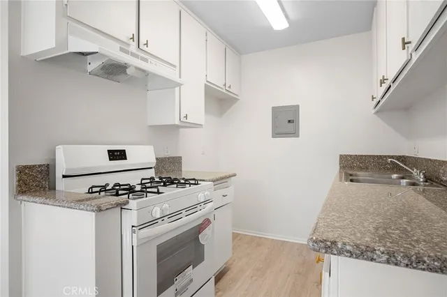 $1,900 | 1111 East Lexington Drive, Unit 209, Glendale, CA 91206