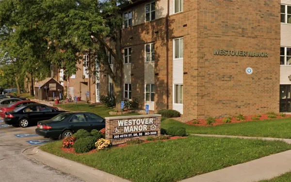 $1,048 | 205 40th St Drive Southeast, Cedar Rapids, IA 52403