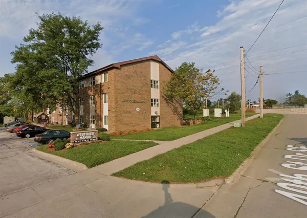 $1,048 | 205 40th St Drive Southeast, Cedar Rapids, IA 52403