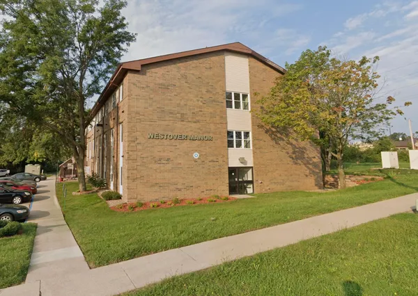 $1,048 | 205 40th St Drive Southeast, Cedar Rapids, IA 52403