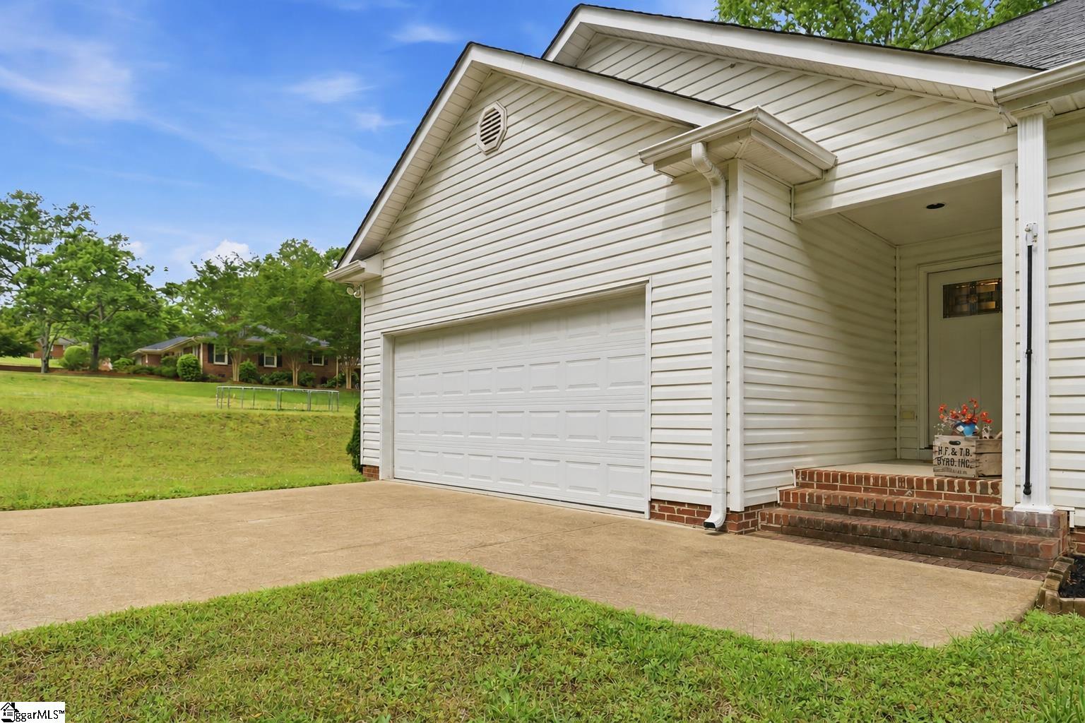 111 Woodvale Avenue Fountain Inn, SC 29644 - Photo 3 of 32