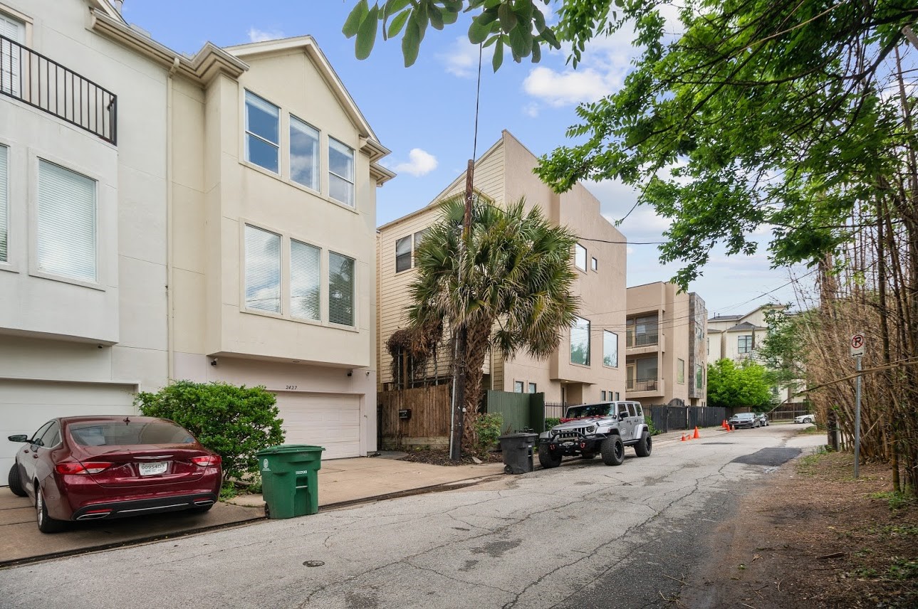 2427 Ralph Street Houston, TX 77006 - Photo 2 of 20 Front view. End unit, attached only on one side, private walkway/patio around 3 sides
