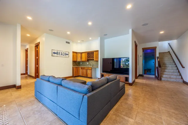 $3,890,000 | 250 Akia Place, Lahaina, HI 96761