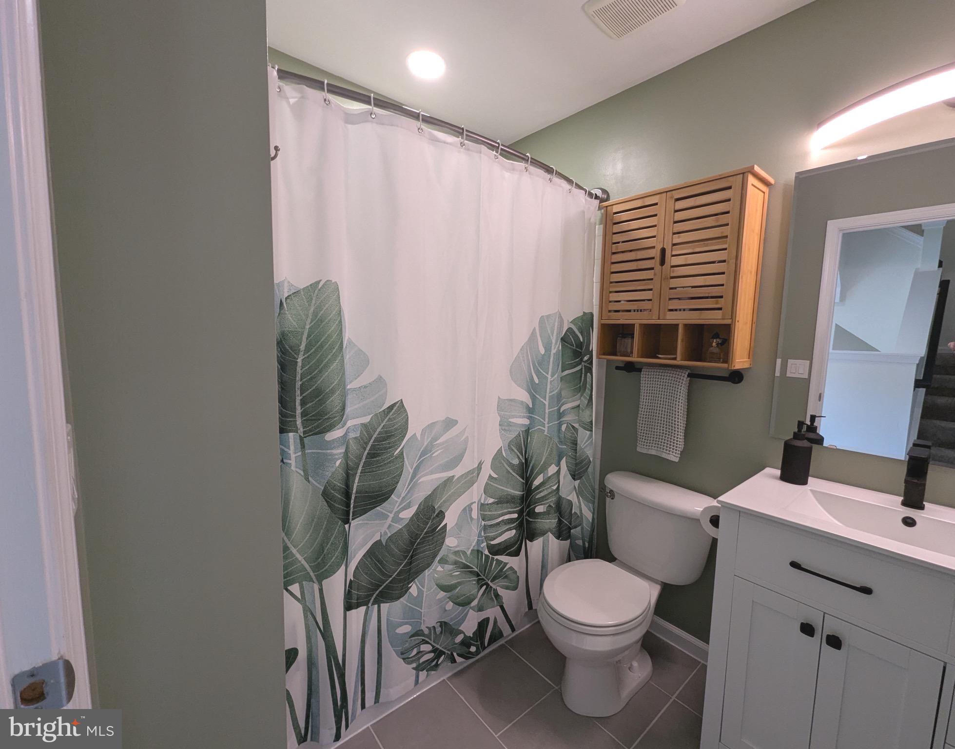 2922 Huntington Grove Square Alexandria, VA 22306 - Photo 14 of 30 a bathroom with a toilet a sink and tub