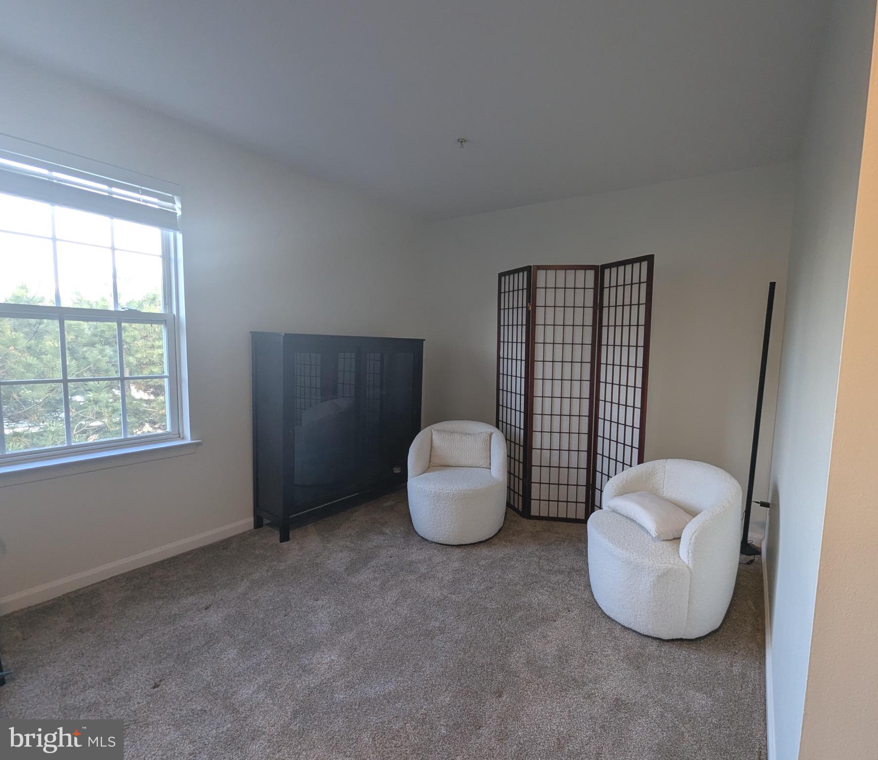 2922 Huntington Grove Square Alexandria, VA 22306 - Photo 17 of 30 a room with a couch and a window