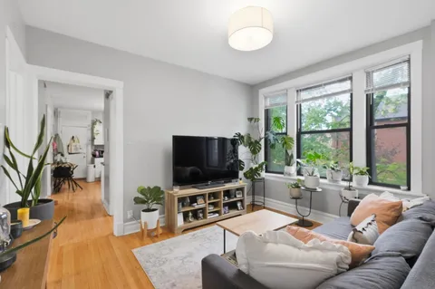 $1,399,000 | 1900 West Oakdale Avenue, Chicago, IL 60657