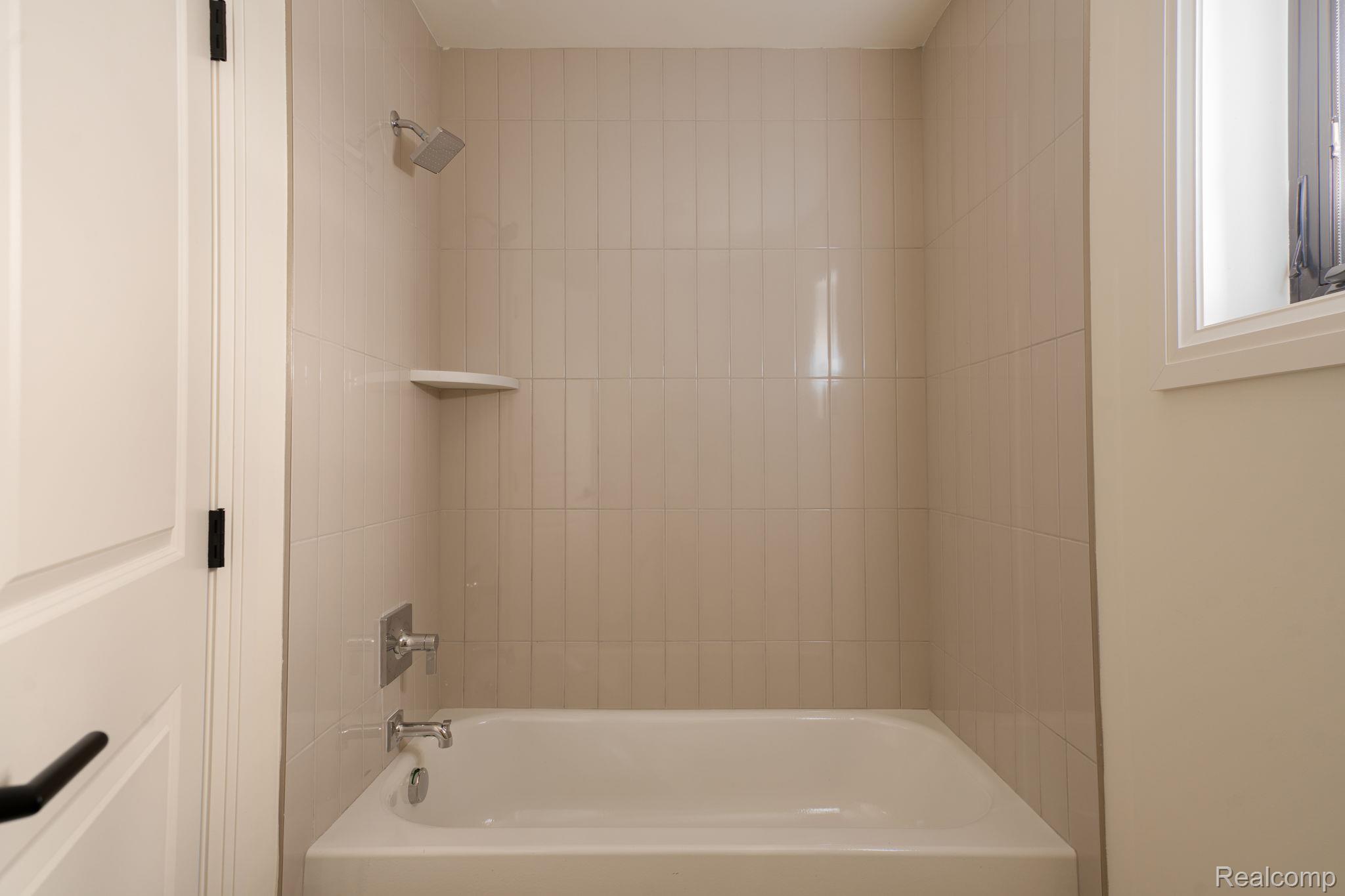 3836 Coachwood Lane Rochester, MI 48309 - Photo 59 of 82 Bathroom