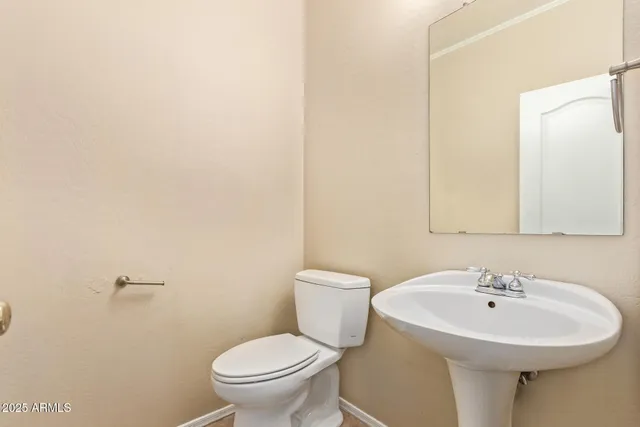 en empty room with windows and ceiling fan