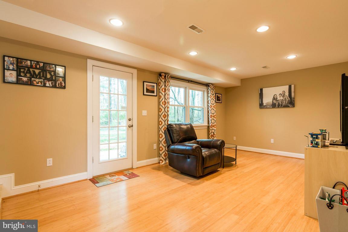 6807 Mountaindale Road Frederick, MD 21702 - Photo 20 of 30 Living Room